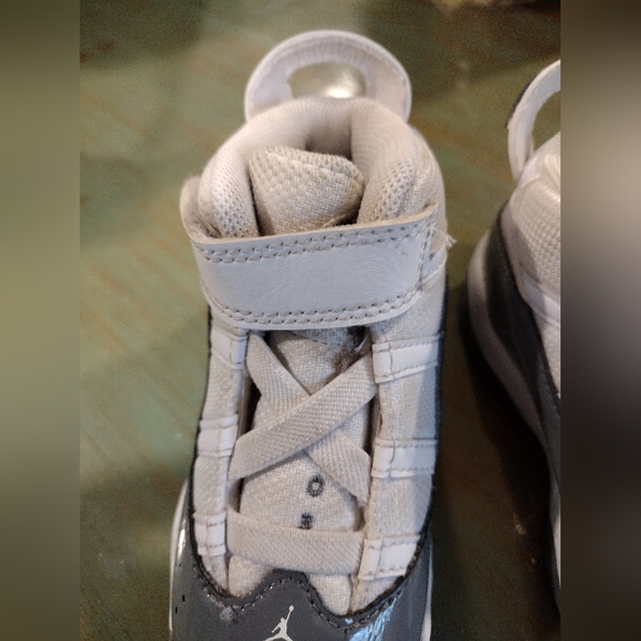 Boy's Jordans sneakers with Velcro ties, size 7C, gray and white. - Picture 5 of 10